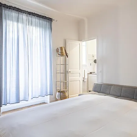 Le Bourgeois Avec Balcon, Somptueux Et Lumineux, Idealement Situe * Cannes