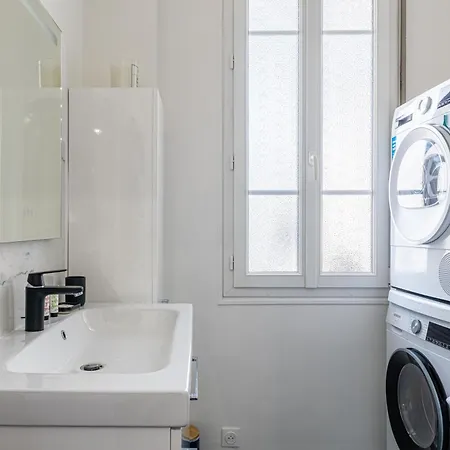 Le Bourgeois Avec Balcon, Somptueux Et Lumineux, Idealement Situe Cannes