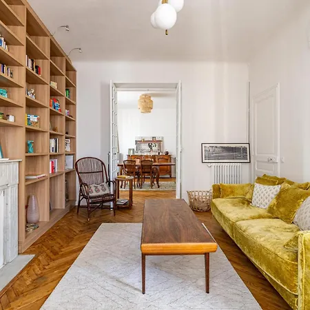 Le Bourgeois Avec Balcon, Somptueux Et Lumineux, Idealement Situe