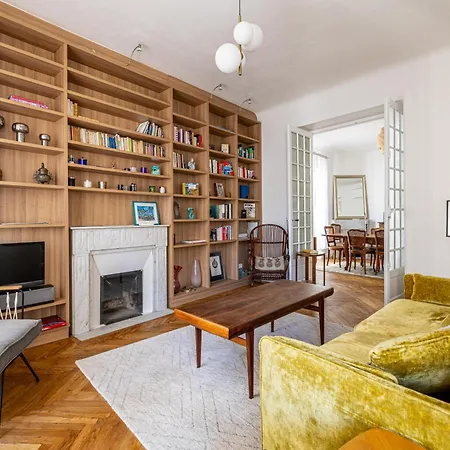 Le Bourgeois Avec Balcon, Somptueux Et Lumineux, Idealement Situe *