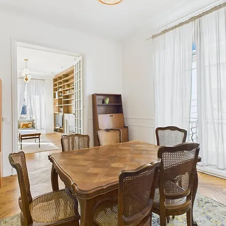 Le Bourgeois Avec Balcon, Somptueux Et Lumineux, Idealement Situe Cannes