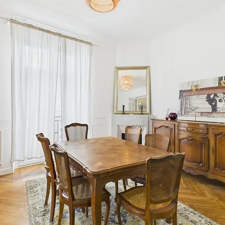 Le Bourgeois Avec Balcon, Somptueux Et Lumineux, Idealement Situe