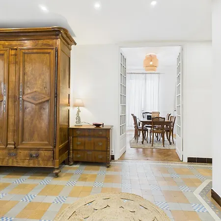 Le Bourgeois Avec Balcon, Somptueux Et Lumineux, Idealement Situe *