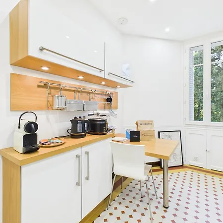 Le Bourgeois Avec Balcon, Somptueux Et Lumineux, Idealement Situe