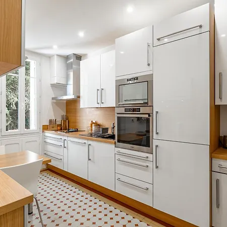Le Bourgeois Avec Balcon, Somptueux Et Lumineux, Idealement Situe Cannes