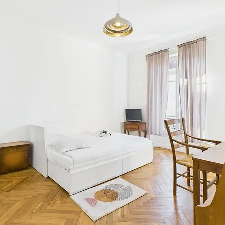 Le Bourgeois Avec Balcon, Somptueux Et Lumineux, Idealement Situe Lejlighed