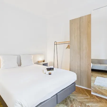 Le Bourgeois Avec Balcon, Somptueux Et Lumineux, Idealement Situe