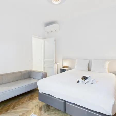 Le Bourgeois Avec Balcon, Somptueux Et Lumineux, Idealement Situe * Cannes